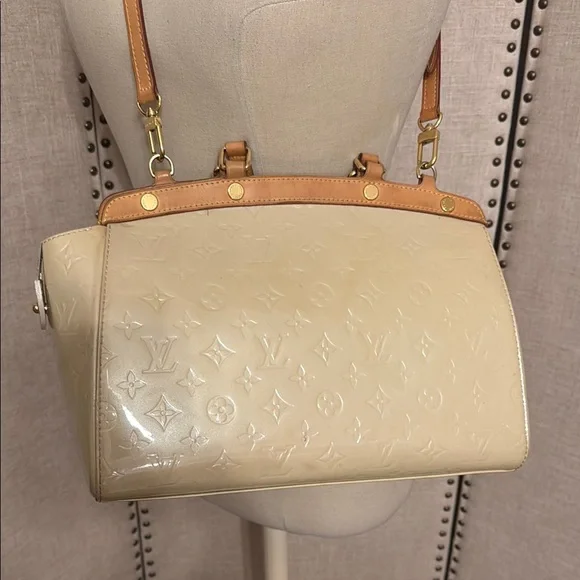 AUTHENTIC- Louis Vuitton Brea MM in Blanc Corail Vernis - Picture 6 of 15